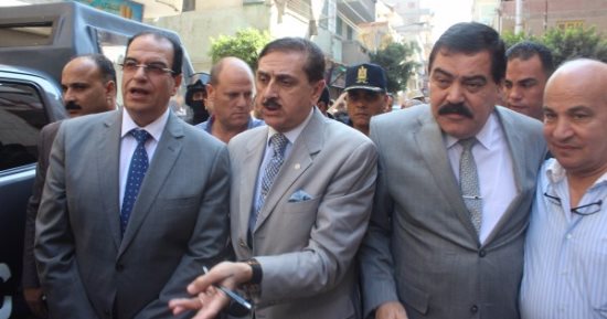 مساعد وزير الداخلية ومدير أمن الدقهلية يتفقدان موقع العقار المائل بالمنصورة