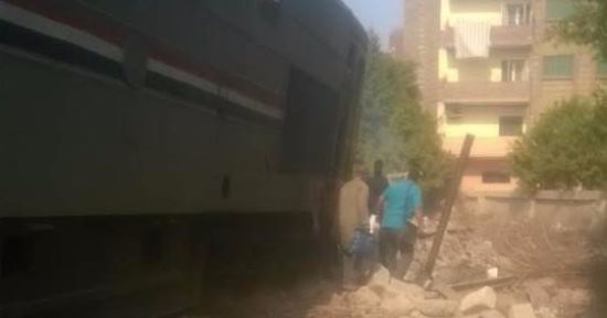 بالصور..خروج جرار قطار عن القضبان بمحطة قليوب