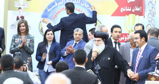 أسقف الشباب يمنح وزير الشباب والرياضة قلادة الإبداع