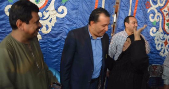 بالصور.. محافظ الأقصر يعقد لقاءا جماهيريا مع أهالى القرنة لبحث مشكلاتهم