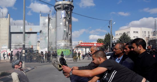 بالصور.. فلسطينيون يضربون دمية بلفور بالأحذية فى الذكرى المئوية لوعده