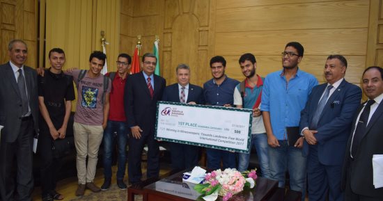 رئيس جامعة بنها يستقبل الطلاب الفائزين بالمركز الأول فى مسابقة الروبوت 