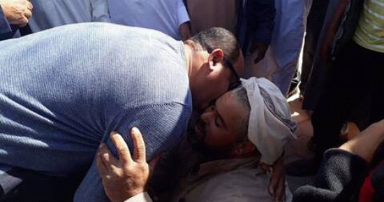 بالصور.. محافظ مطروح يجلس على الأرض ليستمع لشكوى أحد ذوي الاحتياجات
