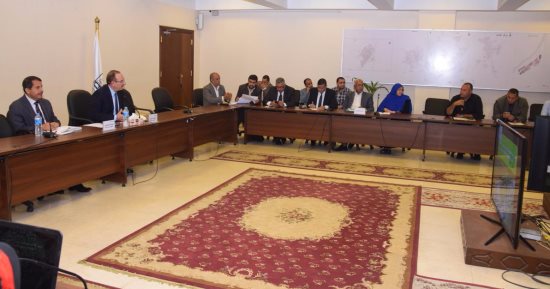 محافظ بني سويف يبحث مع مستثمري النباتات العطرية تصنيع الدواء محليا وتوفير فرص عمل