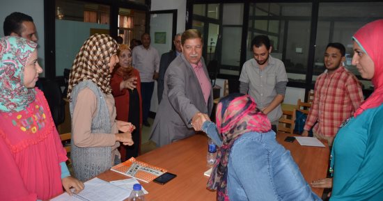 محافظ الإسماعيلية يتابع تنفيذ دورة للعاملين بالمراكز التكنولوجية للخدمات الجماهيرية