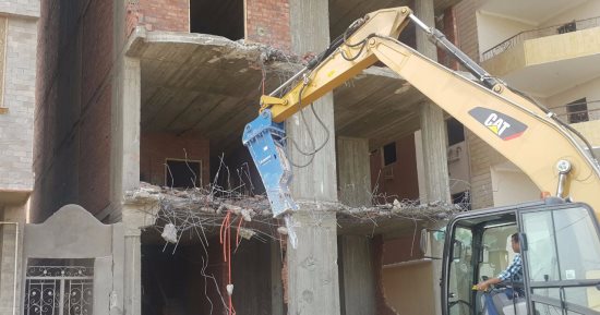 إزالة برج سكنى بدون ترخيص من 11 طابقا ومخالف لخط التنظيم فى بنى سويف