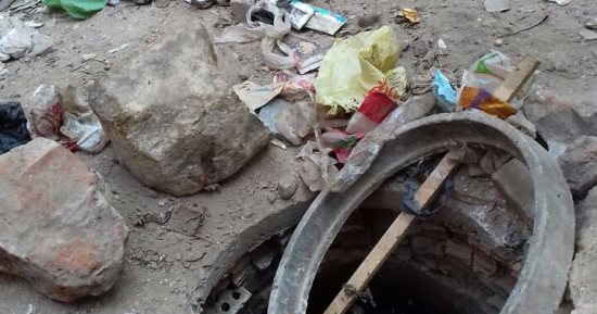 بالصور,. بالوعات بدون غطاء وتراكم القمامة فى شارع عمر بن الخطاب ببشتيل