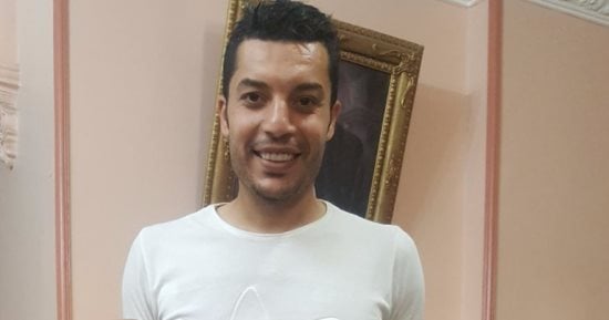 الننى يهدى قميص أرسنال لـ"وليد أنور" لاعب الزمالك السابق 