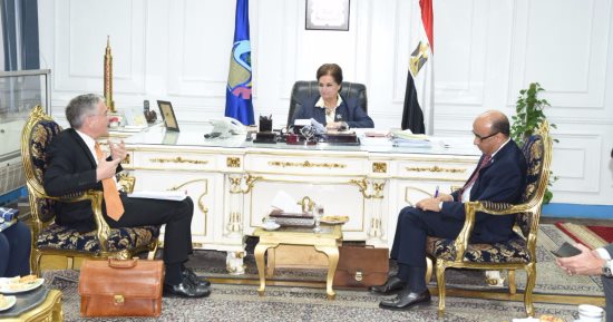 بالصور .. السفير الألمانى يشيد بأول سيدة محافظ للبحيرة: نتمنى التعاون معها