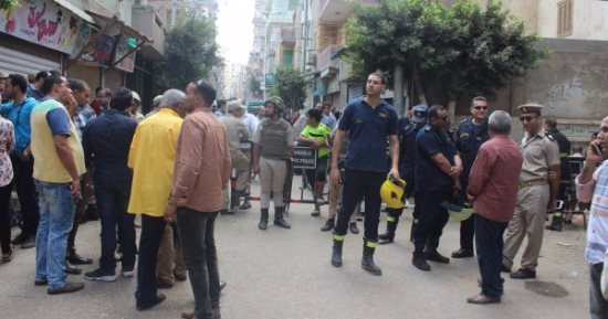 نيابة المنصورة تعاين العقار المائل بمنطقة الدراسات