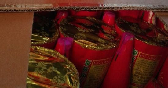بالصور.. إحباط تهريب حاوية بها 24.5 طن ألعاب نارية "شماريخ" بميناء دمياط 