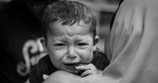 لحظات الألم.. شاب مصرى يوثق أوجاع الأطفال من الحقن