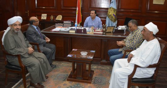 محافظ الأقصر يبحث تطوير مسجد أبو الحجاج الأقصرى مع وفد العائلة الحجاجية