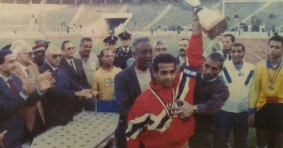 شاهد.. وليد صلاح الدين يحمل كأس أفريقيا مع منتخب الشباب 