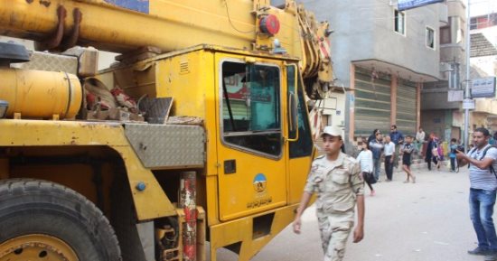 بالصور.. بدء هدم العقار المائل بالمنصورة
