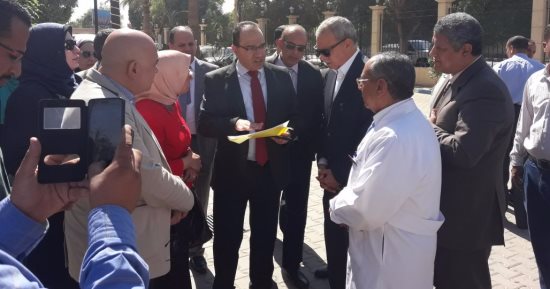 بالصور.. مستشار وزير الصحة تتفقد المستشفى العام ومركز أورام قنا
