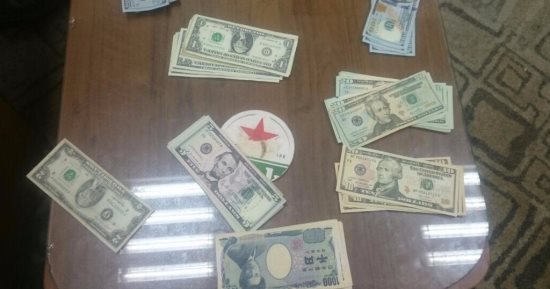 بالصور.. جمارك المطار تضبط راكبا كوريا لمحاولته تهريب دولارات مزورة