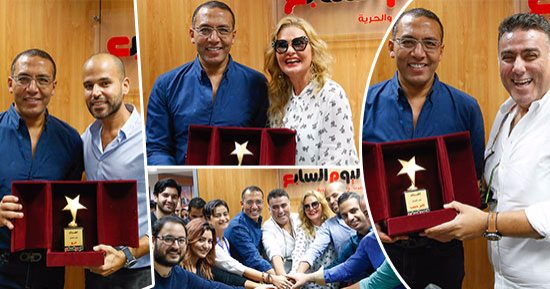 بالفيديو والصور.. "اليوم السابع" يكرم نجوم "3 دقات".. خالد صلاح يسلم الدروع لـ يسرا وأبو وتامر حبيب.. وفريق عمل الأغنية الشهيرة يغنى داخل صالة التحرير.. والصحفيون يتفاعلون مع ألحانها