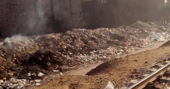 قارئ يشكو من تراكم القمامة وحرقها فى جسر السويس