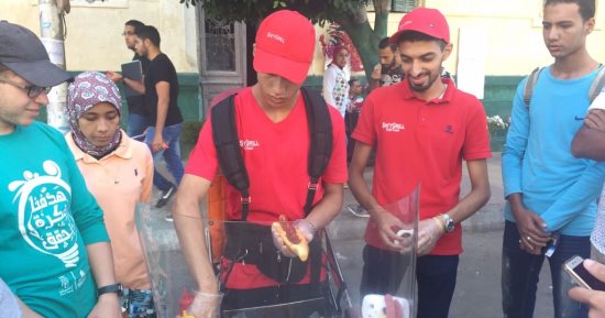 بالصور.. "إسلام" يتحدى البطالة بمشروع "المطعم المحمول"