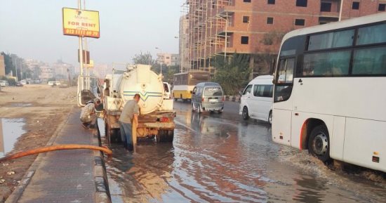 زحام مرورى بمحور الأوتوستراد بسبب كسر ماسورة مياه