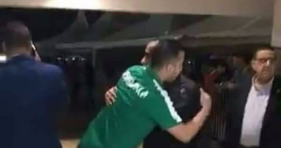 مشجع لنادى الرجاء يستقبل بعثة الأهلى فى المغرب بالقبلات