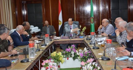 محافظ الدقهلية: المقاولون العرب تتولى إزالة عقار المنصورة المائل