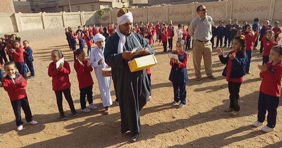بالصور.. مدير مدرسة بالشرقية يرتدى الجلباب ويلعب دور تاجر  ليعلم الأطفال