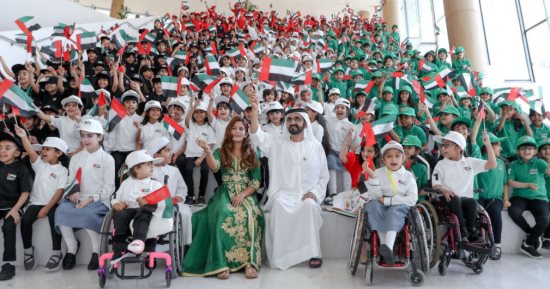 الإمارات تحتفل بيوم الوحدة والتلاحم.."العلم الاتحادى" يرفرف فى سماء المعمورة.. "بن زايد" يشارك فى الاحتفالات برفقة طلاب دبى.. ولى عهد أبو ظبى: سيظل شامخا عاليا نستمد منه قيم التضحية.. وديانا حداد: عيشى بلادى