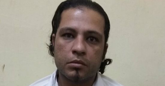 هارب من 30 حكما ينتحل صفة شرطى للنصب على أم متهم محبوس