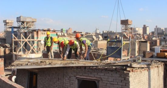 بالصور.. استخراج أثاث أول ساكن فى عقار المنصورة المائل