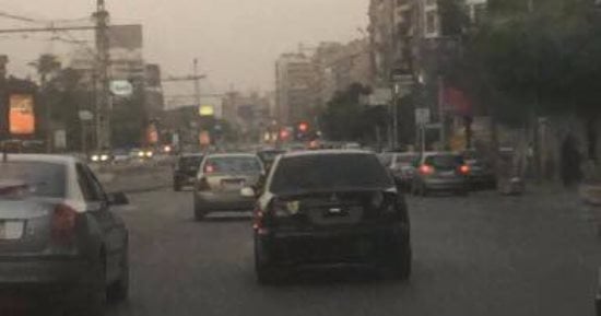 قارئ يرصد سيارة ملاكى بدون لوحة أرقام تسير فى مصر الجديدة