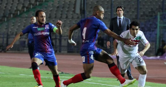 لاعب بتروجت يصافح نجوم الإسماعيلى قبل موقعة السويس 