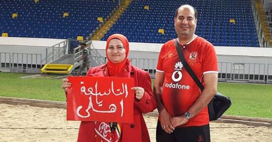 مواطنة مصرية فى المغرب تحضر مران الأهلى وترفع لافتة تحفيزية
