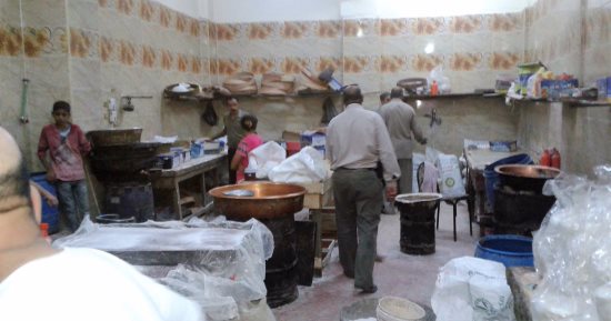 بالصور.. ضبط مصنع حلويات بدون ترخيص فى أسيوط