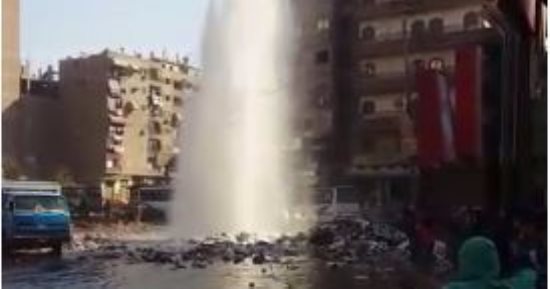 بالفيديو.. لودر قمامة يتسبب فى انفجار ماسورة مياه بشبرا الخيمة