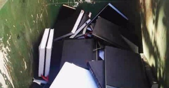جامعة القاهرة تحقق مع أستاذة بالعلاج الطبيعى ألقت رسائل علمية "فى الزبالة"