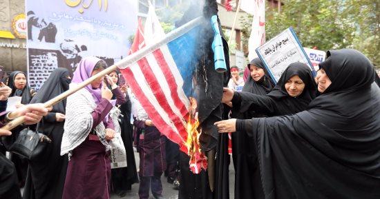  بالصور.. حرق العلم الأمريكى خلال تظاهرات ضد ترامب أمام سفارة أمريكا بطهران