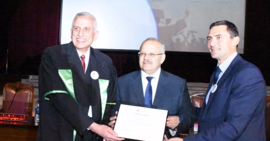 بالصور.. رئيس جامعة القاهرة يتسلم شهادة الاعتماد الدولى لكلية العلاج الطبيعى