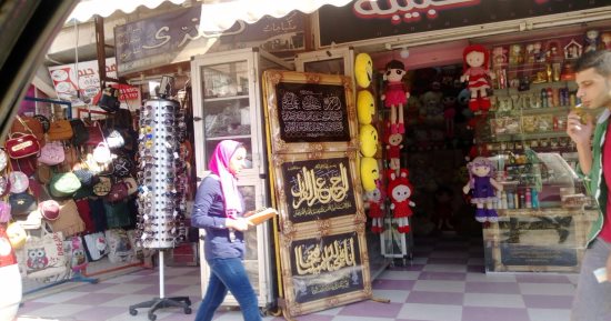 بالصور..ركود فى محلات الورد فى عيد الحب بالقليوبية.. والمواطنون: تكفى كلمة طيبة