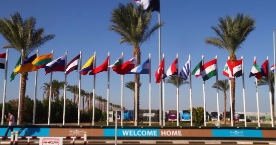 بالصور.. أعلام الدولة الممثلة بوفود رسمية بمنتدى شباب العالم تزين شرم الشيخ