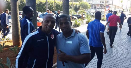 بالصور.. لاعبو الوداد يلتقطون الصور مع الجماهير قبل مواجهة الاهلى