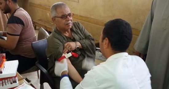 الكشف على 600 من أهالى كفر مناوهلة بالمنوفية للقضاء على فيروس سى