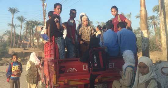 بالصور.. التروسيكل والسيارة الربع نقل وسيلة مواصلات الأطفال لمدارس أسيوط