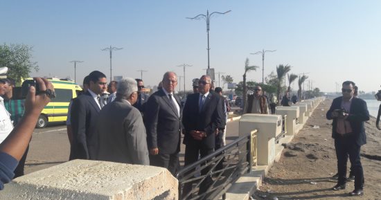 وزير التنمية المحلية يتفقد شاطئ وكورنيش السويس وطريق الماشية