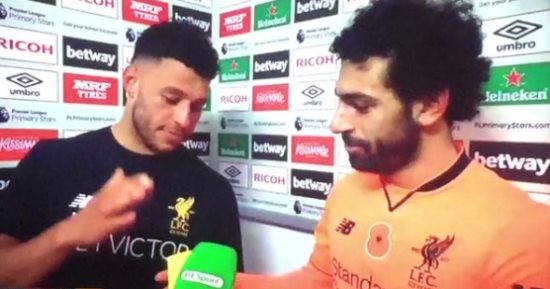 بالفيديو.. تشامبرلين يسلم صلاح جائزة أفضل لاعب فى المباراة على الهواء
