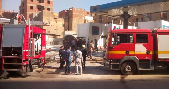 بالصور.. الدفع بـ6 سيارات إطفاء للسيطره على حريق سيارة بمحطة وقود ببنها