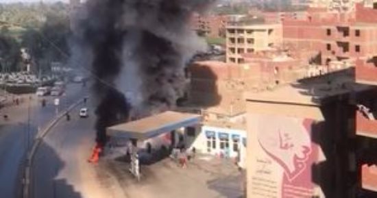 قارئ يشارك بفيديو لاشتعال النيران بسيارة داخل محطة وقود فى بنها