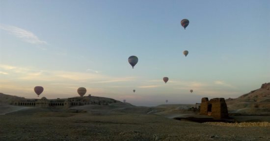 بالصور.. البالون الطائر يحمل السائحين أعلى مقبرة "توت عنخ آمون" بالأقصر