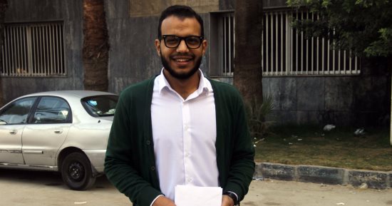 بالصور.. زين عباس شاب قرر توزيع الطاقة الإيجابية فى خطابات "بوسطة"  